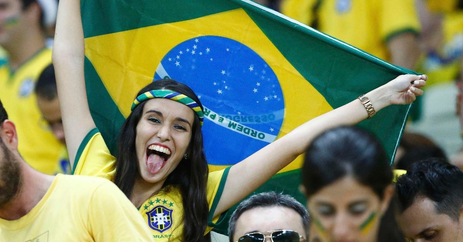 Torcedora no Castelão comemora classificação do Brasil às semifinais após vitória sobre a Colômbia
