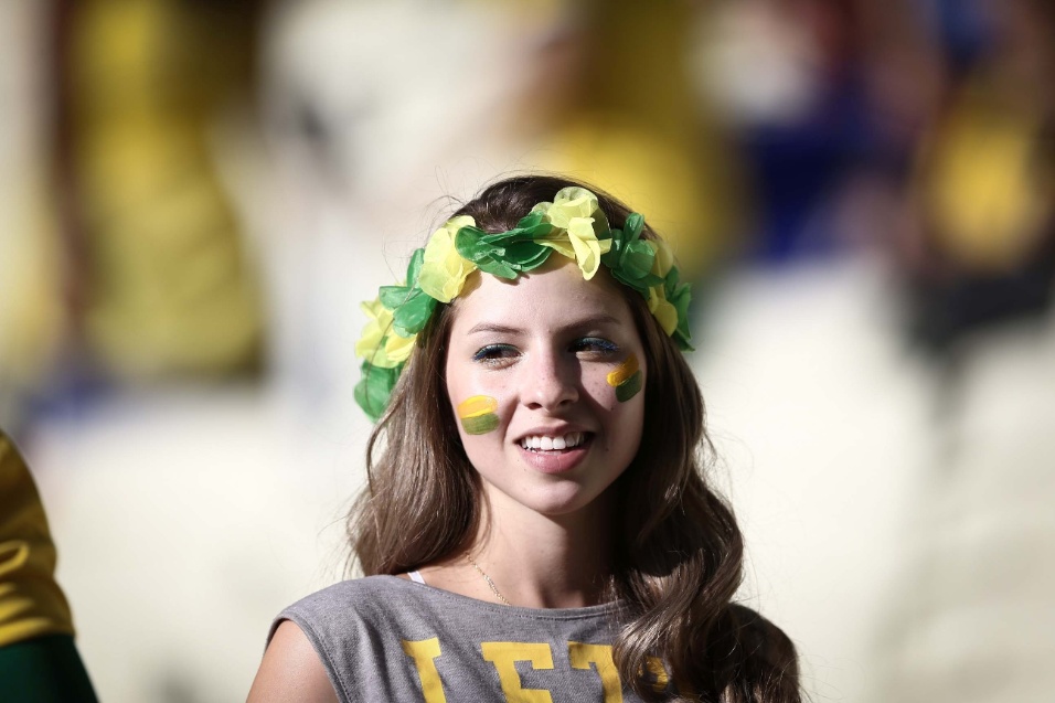 Torcedora no Castelão usa acessório verde e amarelo na cabeça para o jogo contra a Colômbia