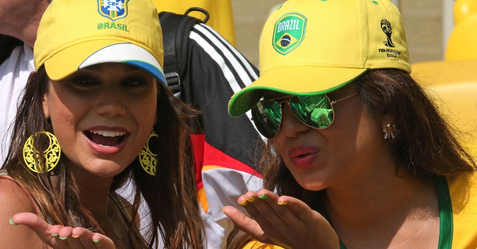 Torcedoras brasileiras vão ao Maracanã assistir ao jogo entre Alemanha e França, pelas quartas de final