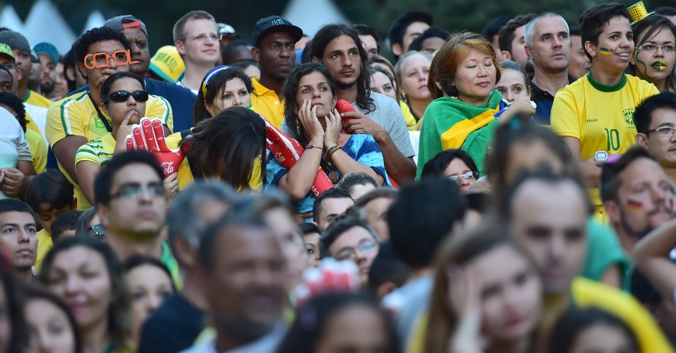 Torcedores assistem ao jogo contra a Colômbia na Fan Fest de São Paulo, no Vale do Anhangabaú