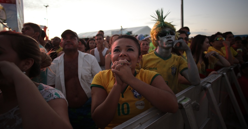 Torcedores assistem ao jogo entre Brasil e Colômbia na Fan Fest de Fortaleza, cidade onde foi realizada a partida