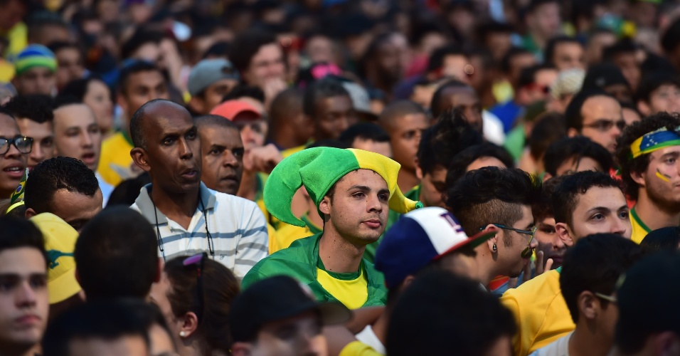Torcedores assistem atentamente a partida entre Brasil e Colômbia em Fan Fest em São Paulo