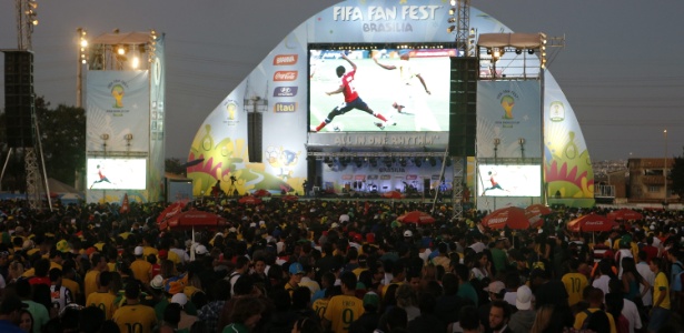 Torcedores curtem Fan Fest de Brasília, em Taguatinga, durante jogos da Copa do Mundo - EFE/Felipe Trueba