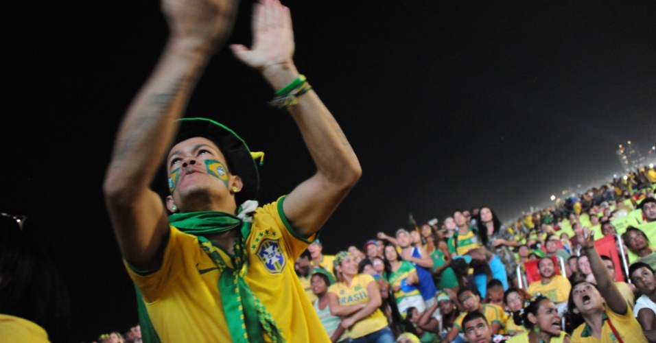 Torcedores do Brasil comemoram classificação na Fan Fest de Copacabana, no Rio de Janeiro