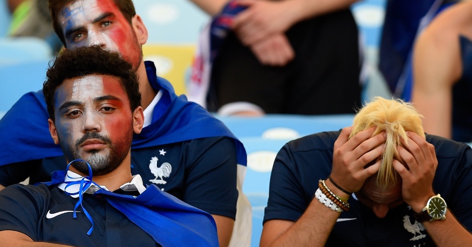 Torcedores franceses ficam desolados na arquibancada do Maracanã após derrota para a Alemanha por 1 a 0 que os eliminou da Copa do Mundo
