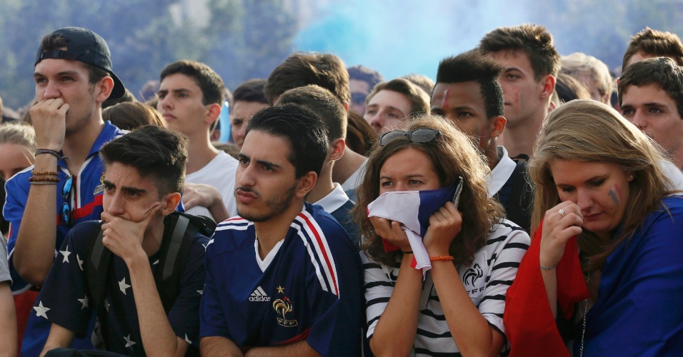 Torcedores franceses lamentam derrota para a Alemanha e eliminação da Copa do Mundo na cidade de Lyon