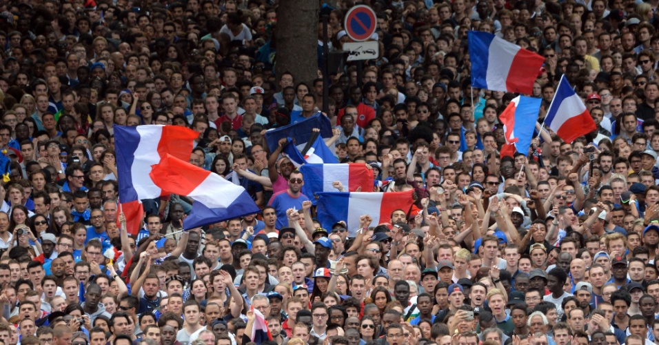 04.jul.2014 - Torcedores franceses lotam as ruas de Paris para assistir ao jogo contra a Alemanha