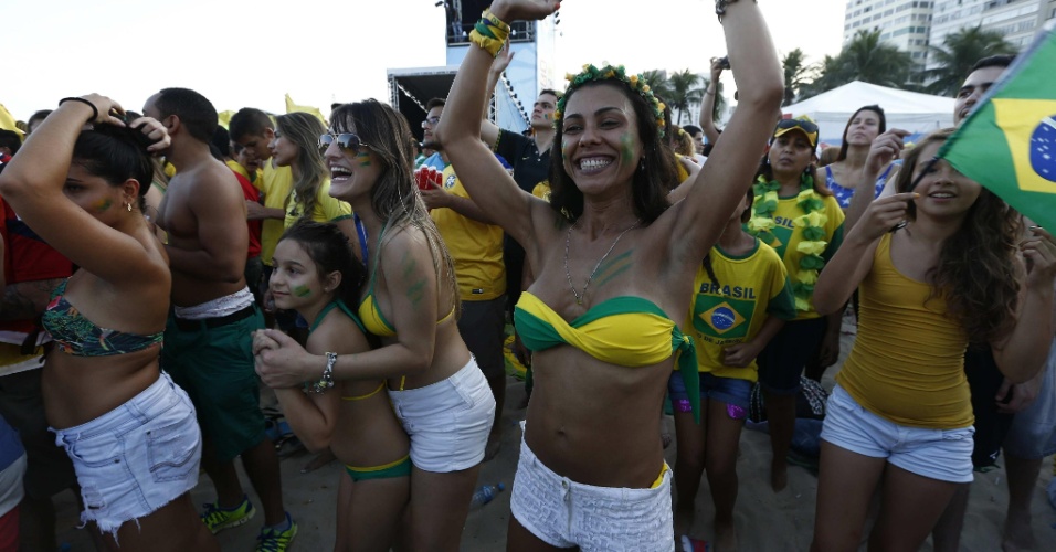 Torcida brasileira comemora o gol de Thiago Silva na Fan Fest de Copacabana