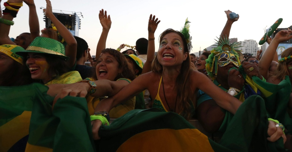 Torcida brasileira comemora o gol de Thiago Silva na Fan Fest de Copacabana