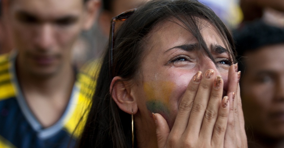 Torcedora colombiana em Cali chora eliminação para o Brasil na Copa do Mundo