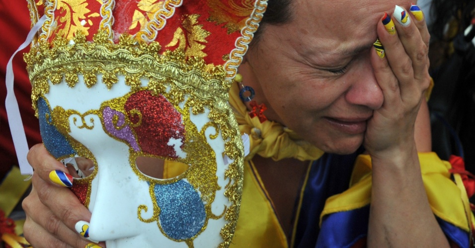 Torcedora colombiana em Bogotá chora eliminação para o Brasil na Copa do Mundo