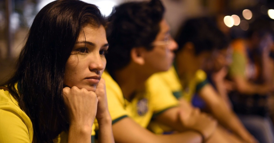 Triste, torcedora do Brasil espera do lado de fora de clínica médica que atendeu o atacante Neymar após partida contra a Colômbia