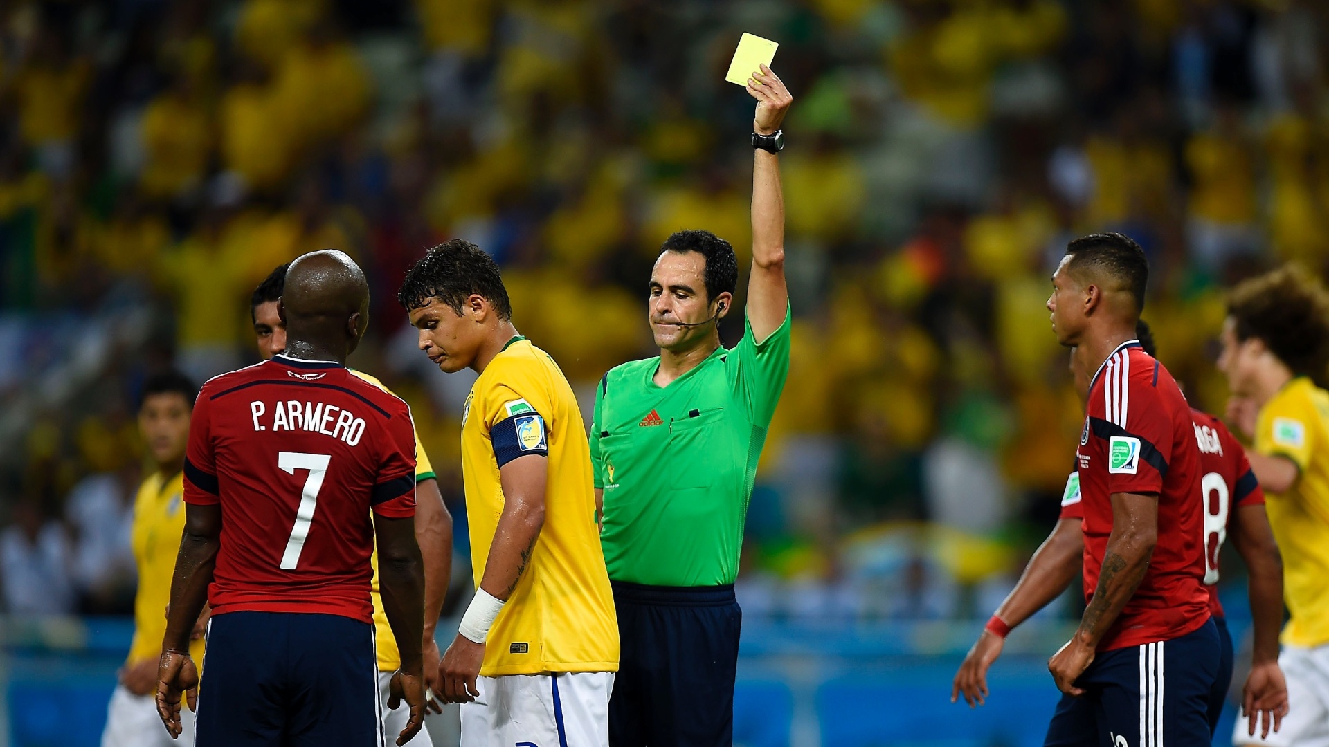 04.jul.2014 - Zagueiro e capitão Thiago Silva recebe o cartão amarelo contra a Colômbia e está suspenso