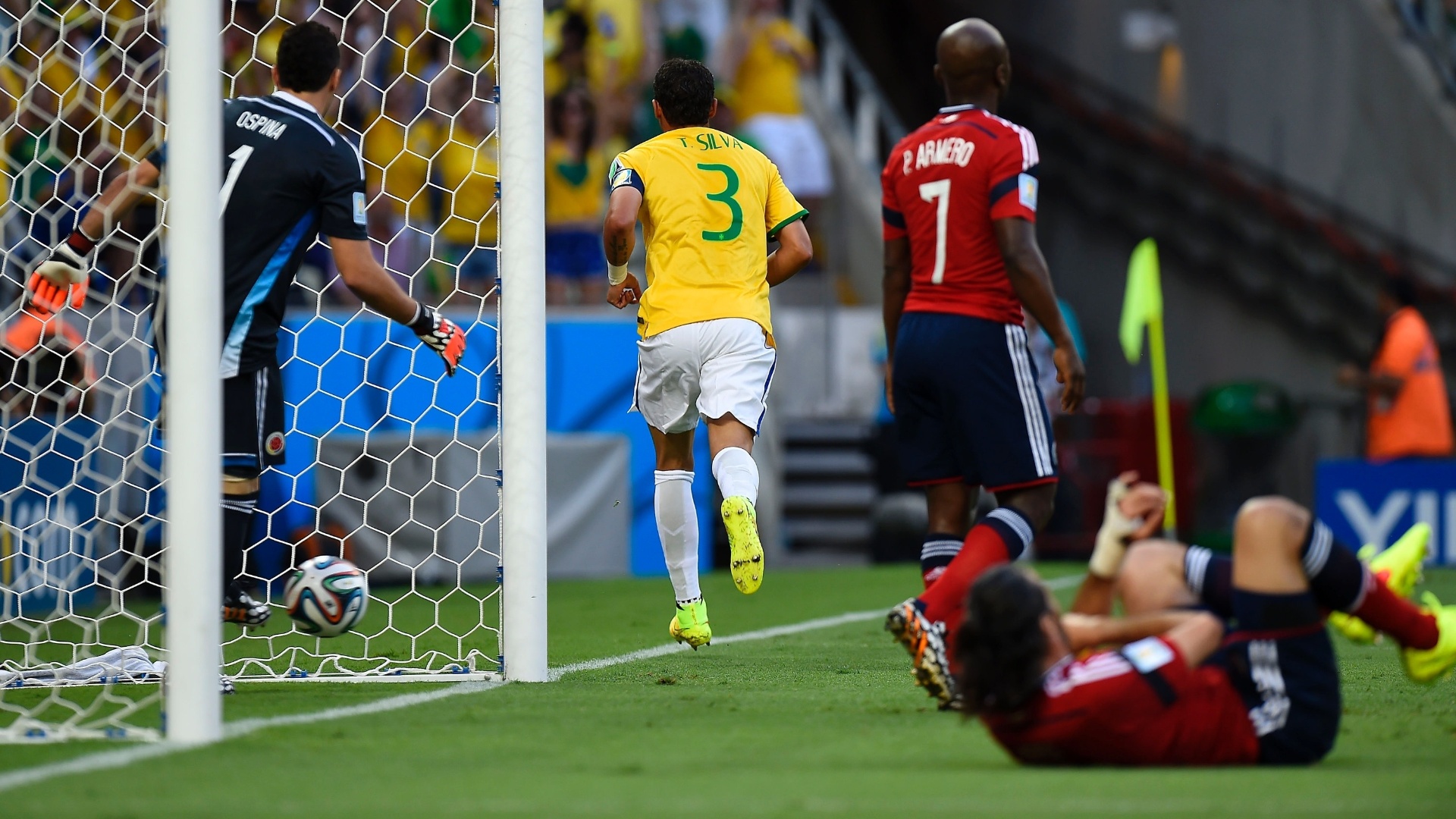 04.jul.2014 - Zagueiro Thiago Silva comemora enquanto colombiano Yepes fica caído no gramado no Castelão