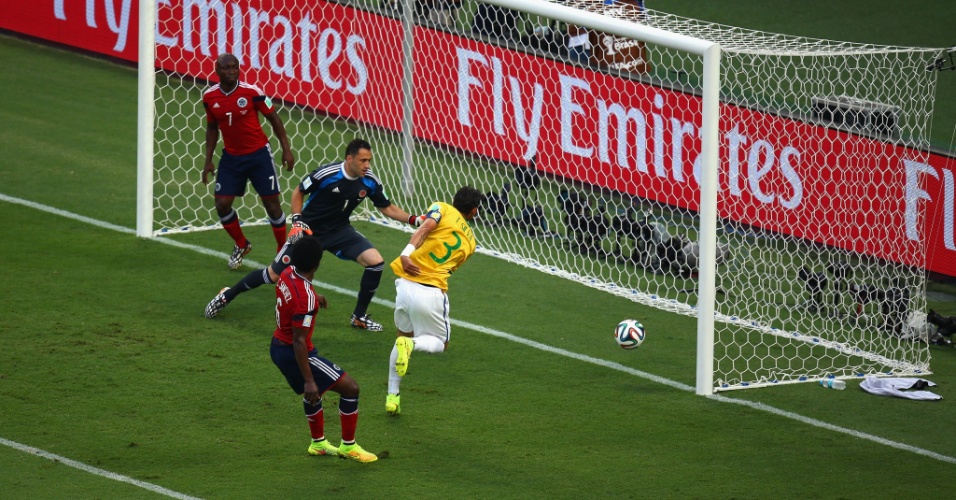 04.jul.2014 - Zagueiro Thiago Silva desvia a bola na pequena área e marca o primeiro do Brasil contra a Colômbia, no Castelão
