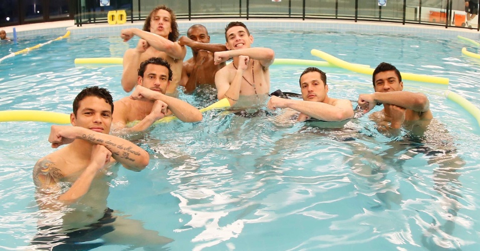 5.jul.2014 - Na piscina da Granja Comary, jogadores fazem homenagem a Neymar: é tois!