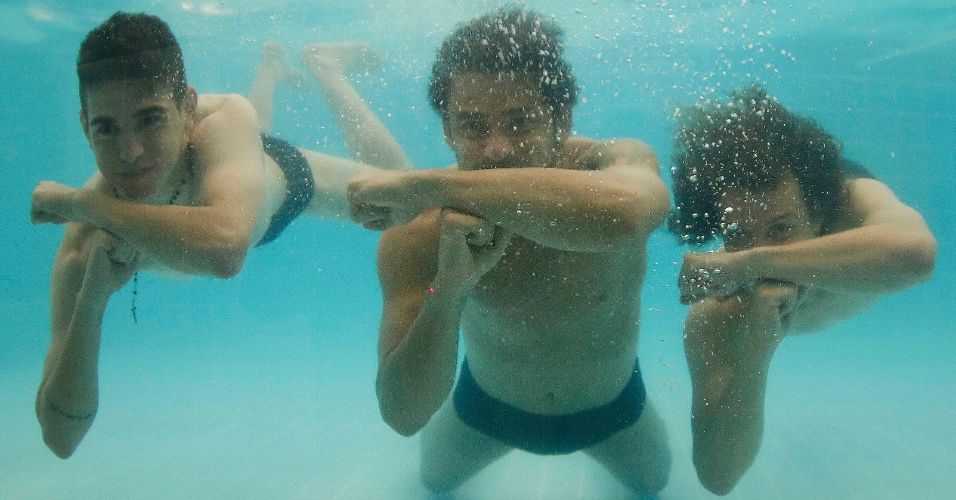 5.jul.2014 - Oscar, Fred e David Luiz fazem símbolo do "É tóis" sob a água da piscina da Granja Comary