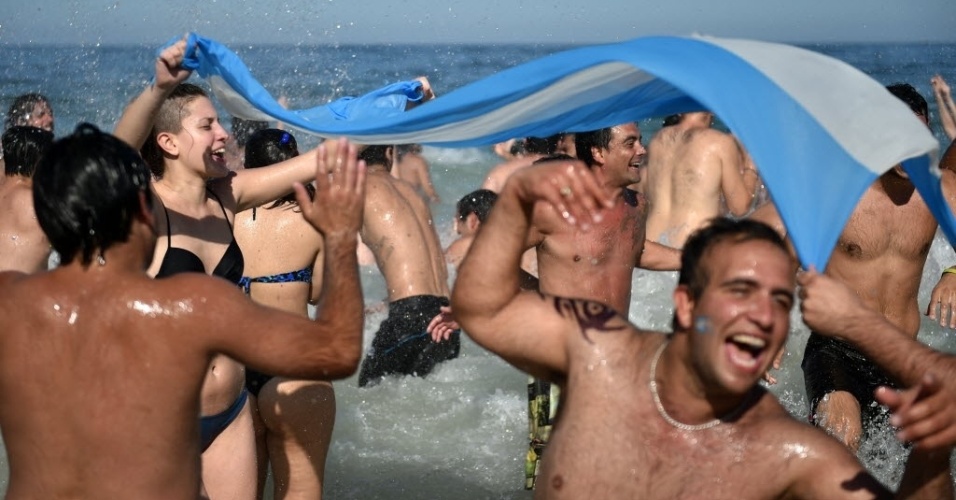 Argentinos invadem o mar de Copacabana para comemorar classificação para as semifinais após 24 anos
