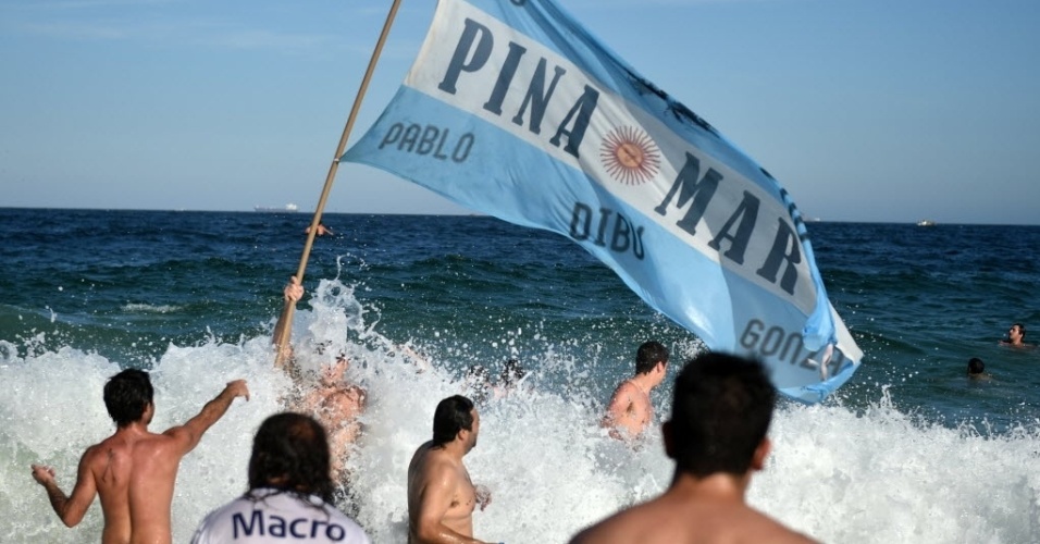 Argentinos invadem o mar de Copacabana para comemorar classificação para as semifinais após 24 anos