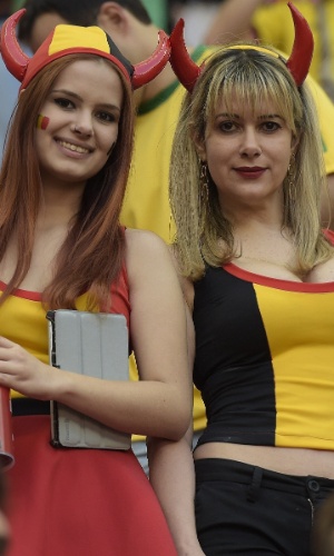 Belas torcedoras da Bélgica posam para foto antes de partida em Brasília