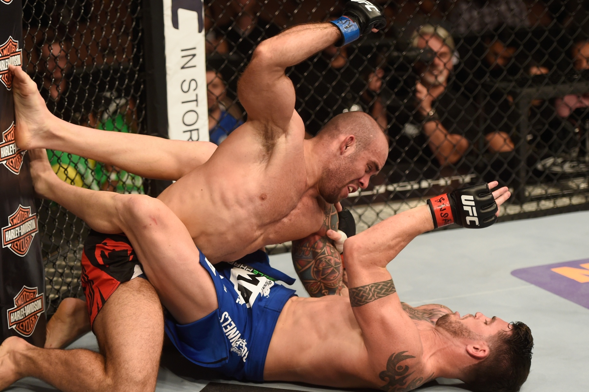 05.jul.2014 - Bruno Carioca encaixa golpe em Chris Camozzi, durante o UFC 175. O brasileiro venceu o combate do card preliminar por decisão dividida - Donald Miralle/Zuffa LLC/Zuffa LLC via Getty Images