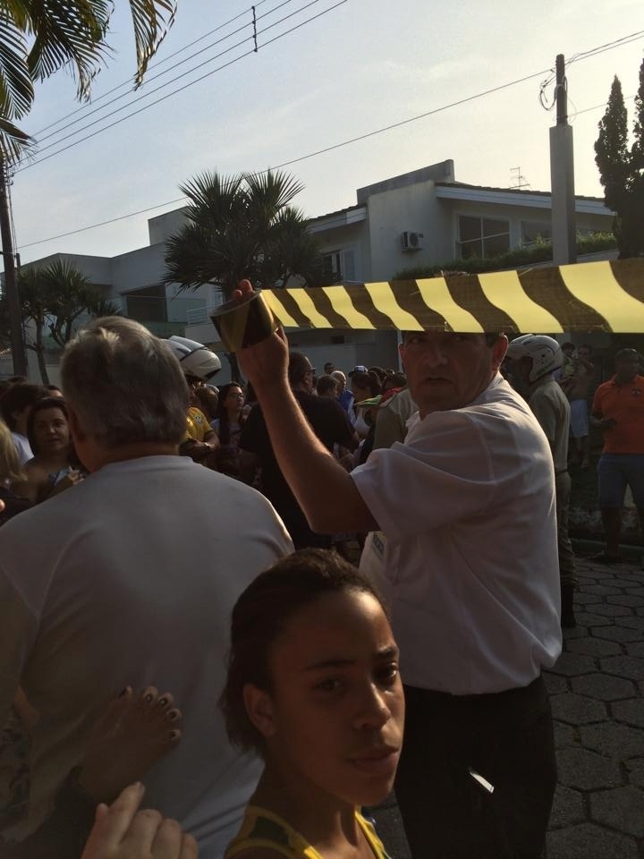Centenas de pessoas esperam por Neymar em frente à sua casa em um condomínio no Guarujá