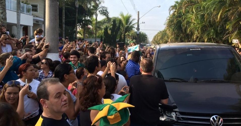 Centenas de pessoas esperam por Neymar em frente à sua casa em um condomínio no Guarujá
