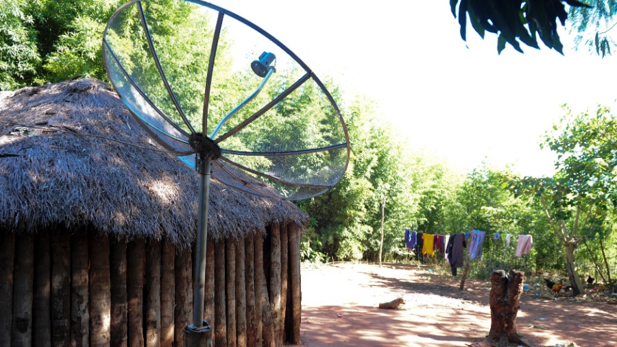 Antena parabólica é usada em residência de índios da Aldeia Sassoró - Junior Lago/UOL