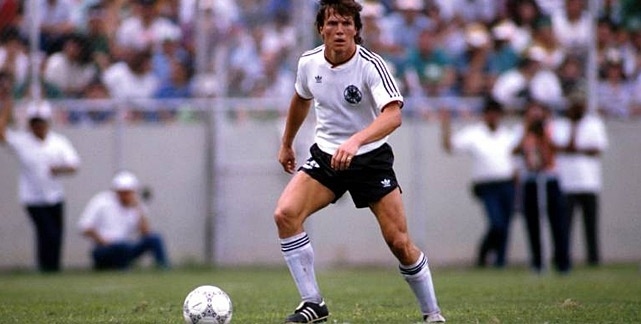 Em amistoso em 1986, os alemães marcaram o primeiro gol com menos de dois minutos de partida, após um cruzamento de Matthäus (foto) para Briegel, que completou de cabeça. Já o segundo gol saiu a dois minutos do fim do jogo, após um erro de passe de Falcão, que deixou o alemão Allofs cara a cara com o goleiro Carlos
