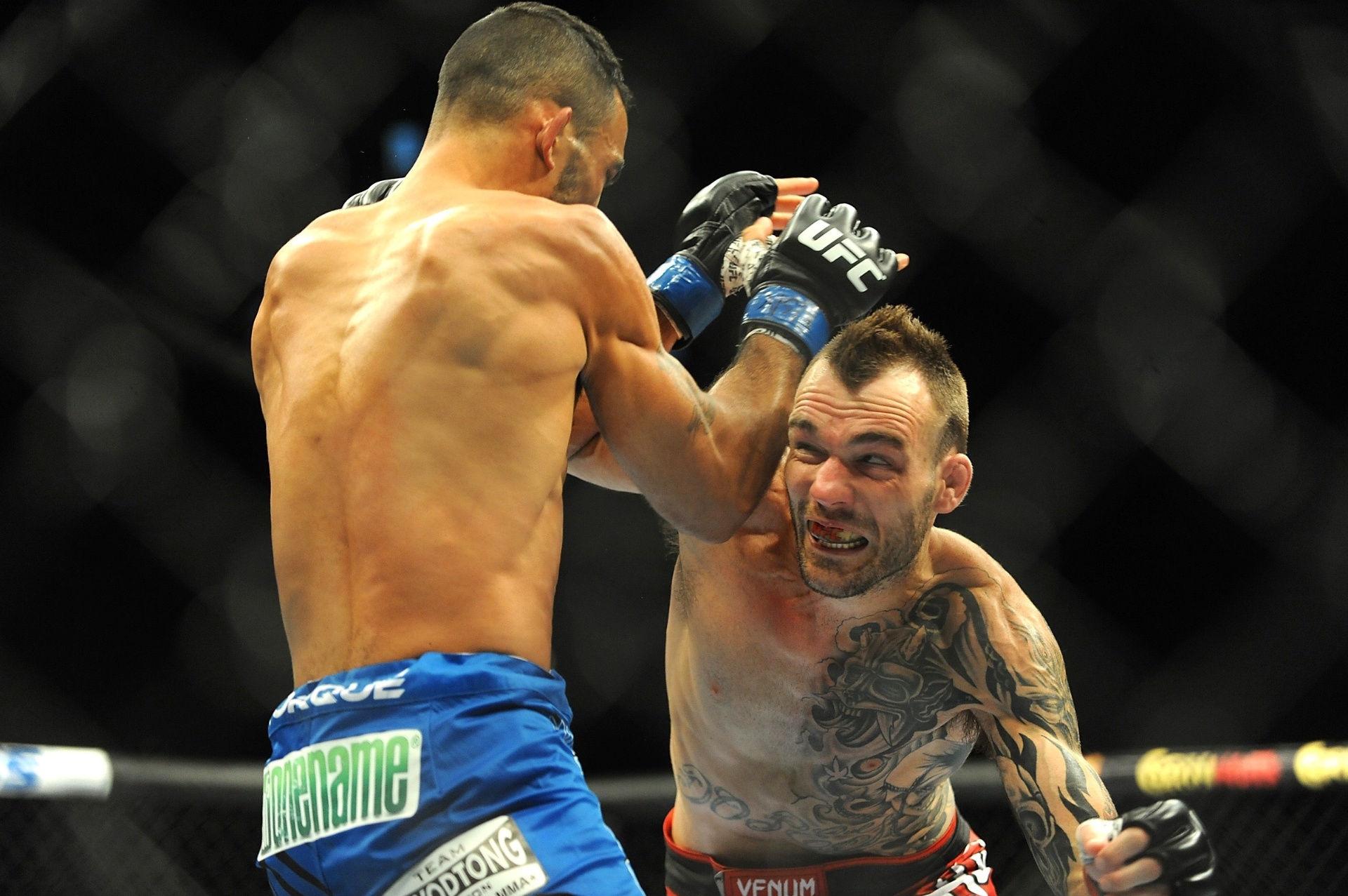 05.jul.2014 - George Roop tenta golpear Rob Font (luva azul) durante o card preliminar do UFC 175. Roop conseguiu a vitória por nocaute - Stephen R. Sylvanie-USA TODAY Sports
