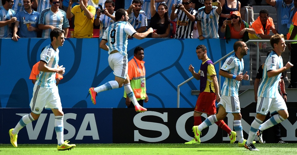 Higuain comemora após abrir o placar para a Argentina contra a Bélgica