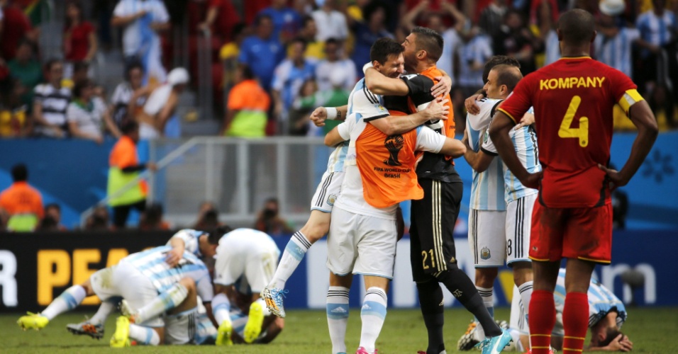 Jogadores da Argentina fazem festa após o fim da partida contra a Bélgica; equipe chega à semifinal da Copa após 24 anos