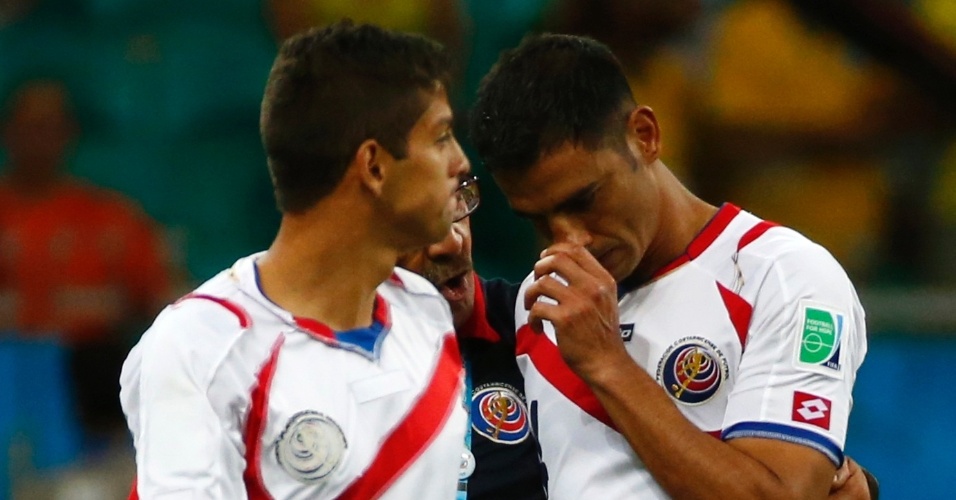 Jogadores da Costa Rica lamentam derrota e desclassificação na Copa para a Holanda