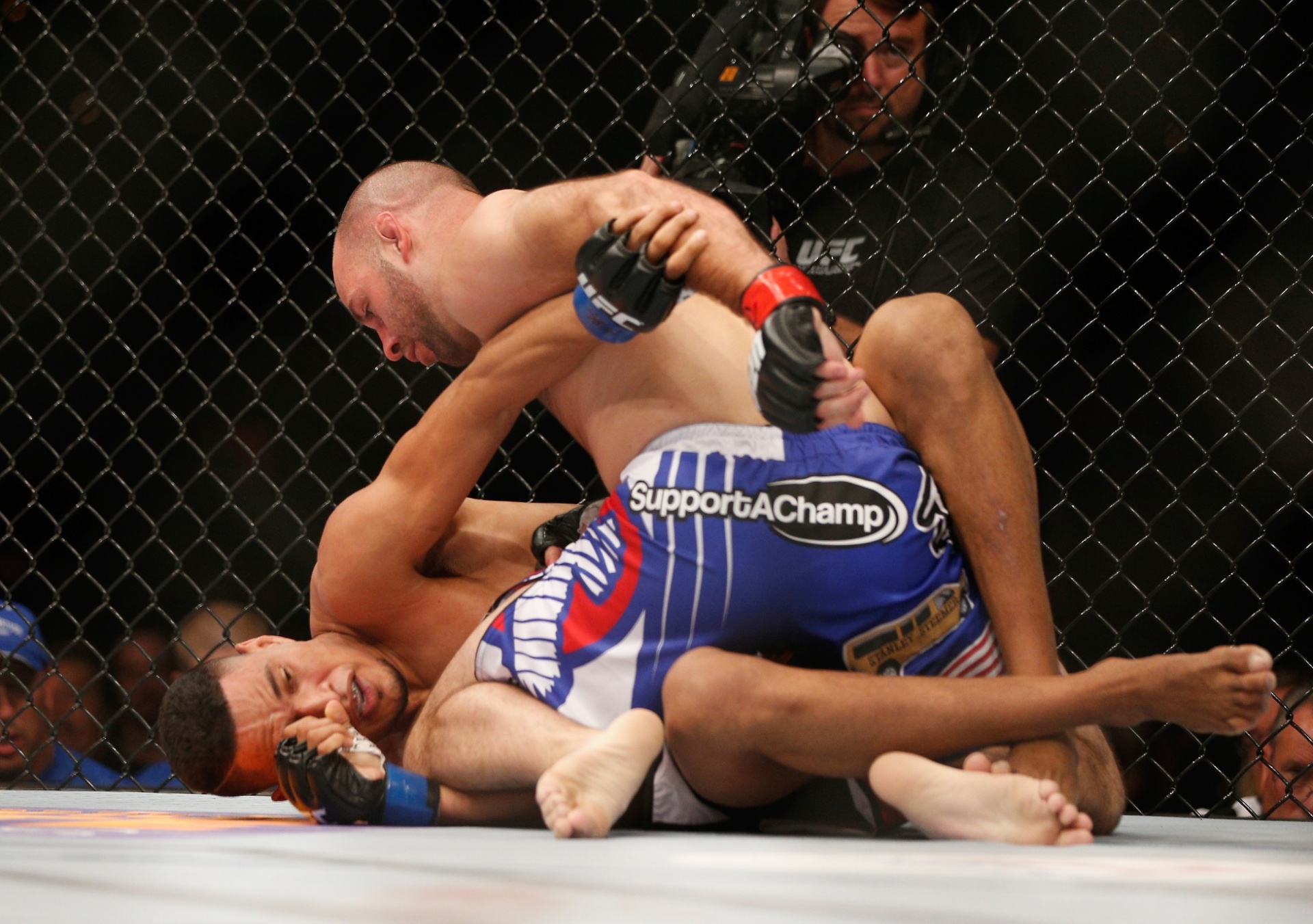 05.jul.2014 - Kenny Robertson (calção azul) encaixa luta no chão e vence o brasileiro Ildemar Marajó por decisão unânime, no card preliminar do UFC 175 - Josh Hedges/Zuffa LLC/Zuffa LLC via Getty Images