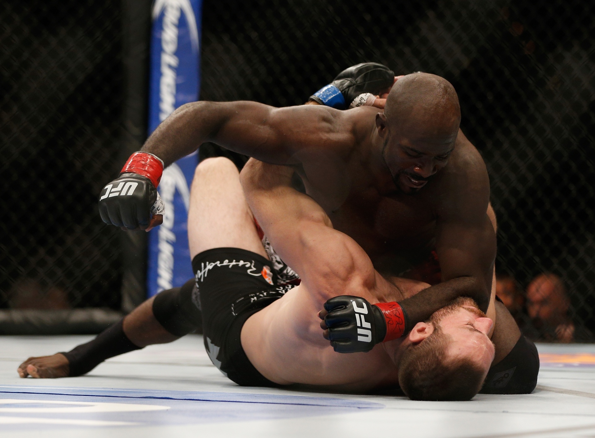 05.jul.2014 - Kevin Casey (luva vermelha) acerta sequência de golpes ainda no primeiro round e vence Bubba Bush por nocaute técnico na primeira luta do card preliminar do UFC 175 - Josh Hedges/Zuffa LLC/Zuffa LLC via Getty Images