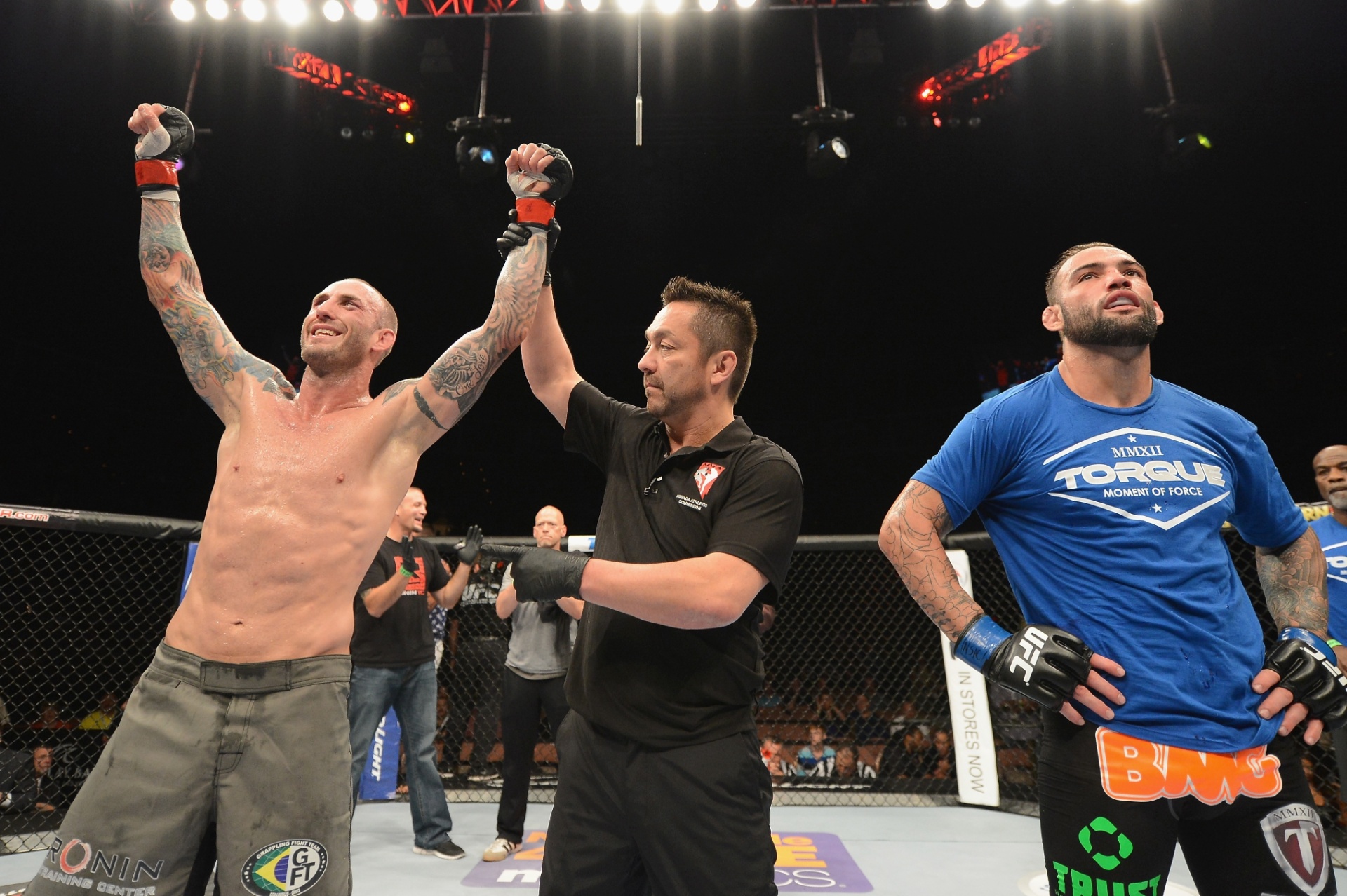 05.jul.2014 - Luke Zachrich é declarado vencedor da luta contra o brasileiro Guilherme Bomba, no card preliminar do UFC 175 - Donald Miralle/Zuffa LLC/Zuffa LLC via Getty Images