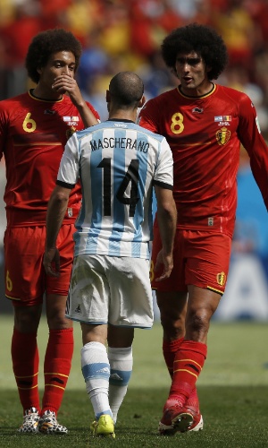 Mascherano discute com Witsel e Fellaini durante partida entre Argentina e Bélgica