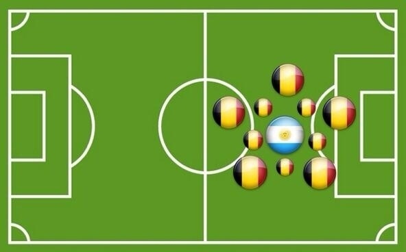 Messi é cercado pelos belgas durante as quartas de final