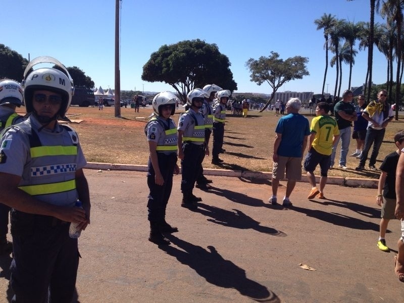 Policiais fazem a segurança do Mané Garrincha para o jogo entre Argentina e Bélgica