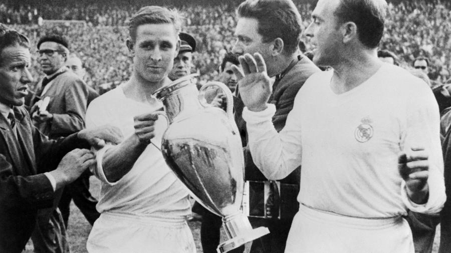 Raymond Kopa (esq.) e Alfredo Di Stefano comemoram título do Real Madrid na Taça dos Campeões Europeus de 1957, contra a Fiorentina - AFP