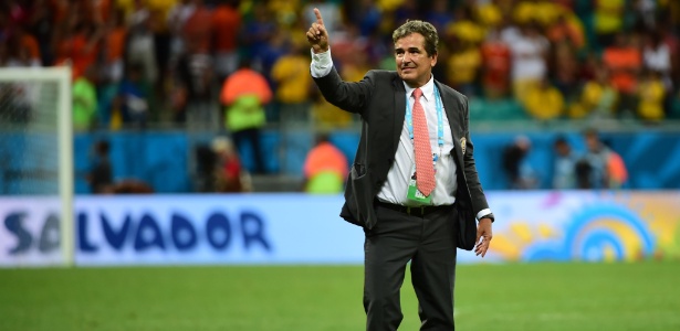 Jorge Luis Pinto cumprimenta a torcida após a Costa Rica ser eliminada pela Holanda