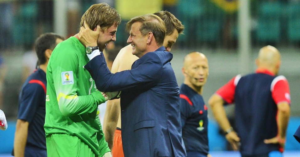 Tim Krum é cumprimentado pelo preparador de goleiros da seleção da Holanda após vitória sobre a Costa Rica