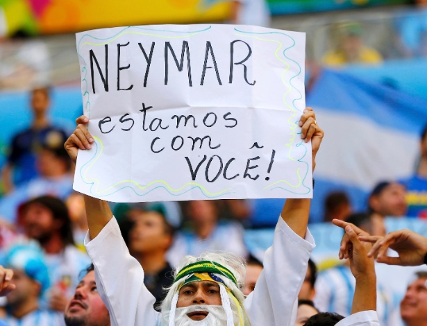 Torcedor exibe cartaz com mensagem de apoio a Neymar durante partida entre Argentina e Bélgica