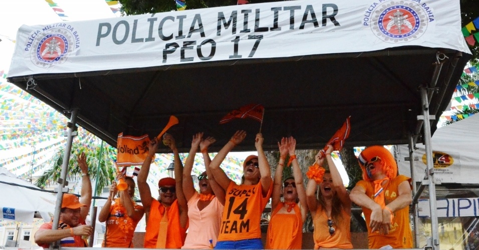 Torcedores da Holanda se divertem no centro de Salvador antes da partida contra a Costa Rica, na Arena Fonte Nova