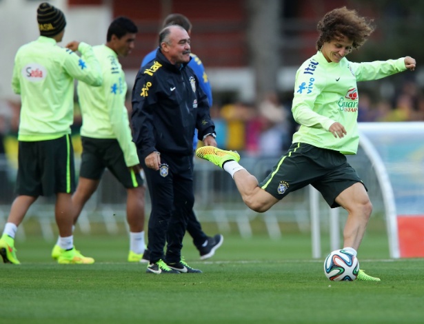 06.jul.2014 - David Luiz bate bola enquanto os reservas treinam contra o time sub-20 do Fluminense