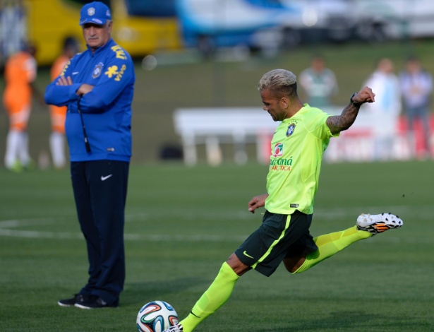 06.jul.2014 - Felipão observa Daniel Alves durante treinamento da seleção brasileira contra o time sub-20 do Fluminense