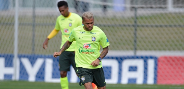 Daniel Alves não foi titular na derrota contra a Alemanha - MÁRIO FARACHE/ MOWA PRESS