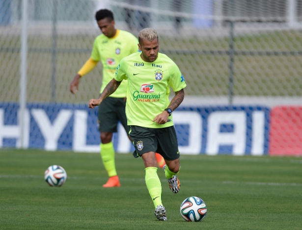 06.jul.2014 - Lateral Daniel Alves, que foi para o banco de reservas contra a Colômbia, treina contra o time sub-20 do Fluminense