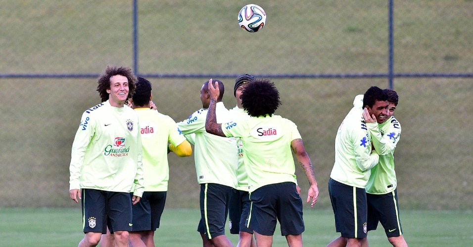 06.jul.2014 - Titulares da seleção brasileira brincam enquanto os reservas treinam contra o time sub-20 do Fluminense