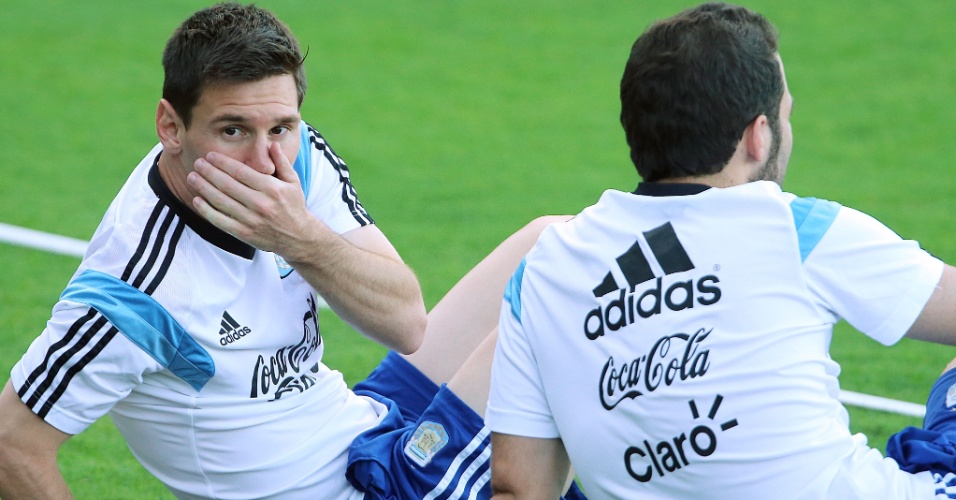 06.jul.2014 - Argentino Messi se diverte no treino da seleção, na Cidade do Galo, um dia depois de avançar para a semifinal da Copa